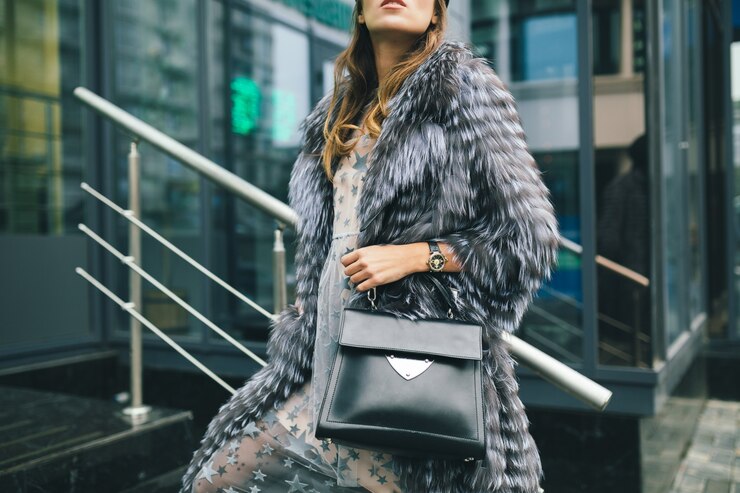Mujer con bolso negro elegante